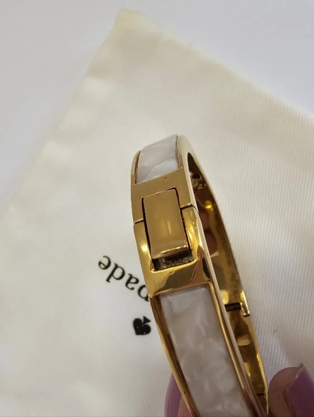 Kate Spade "Spot The Spade" Enamel Hinged Bangle Bracelet Gold/White & Dust Bag - Picture 4 of 5